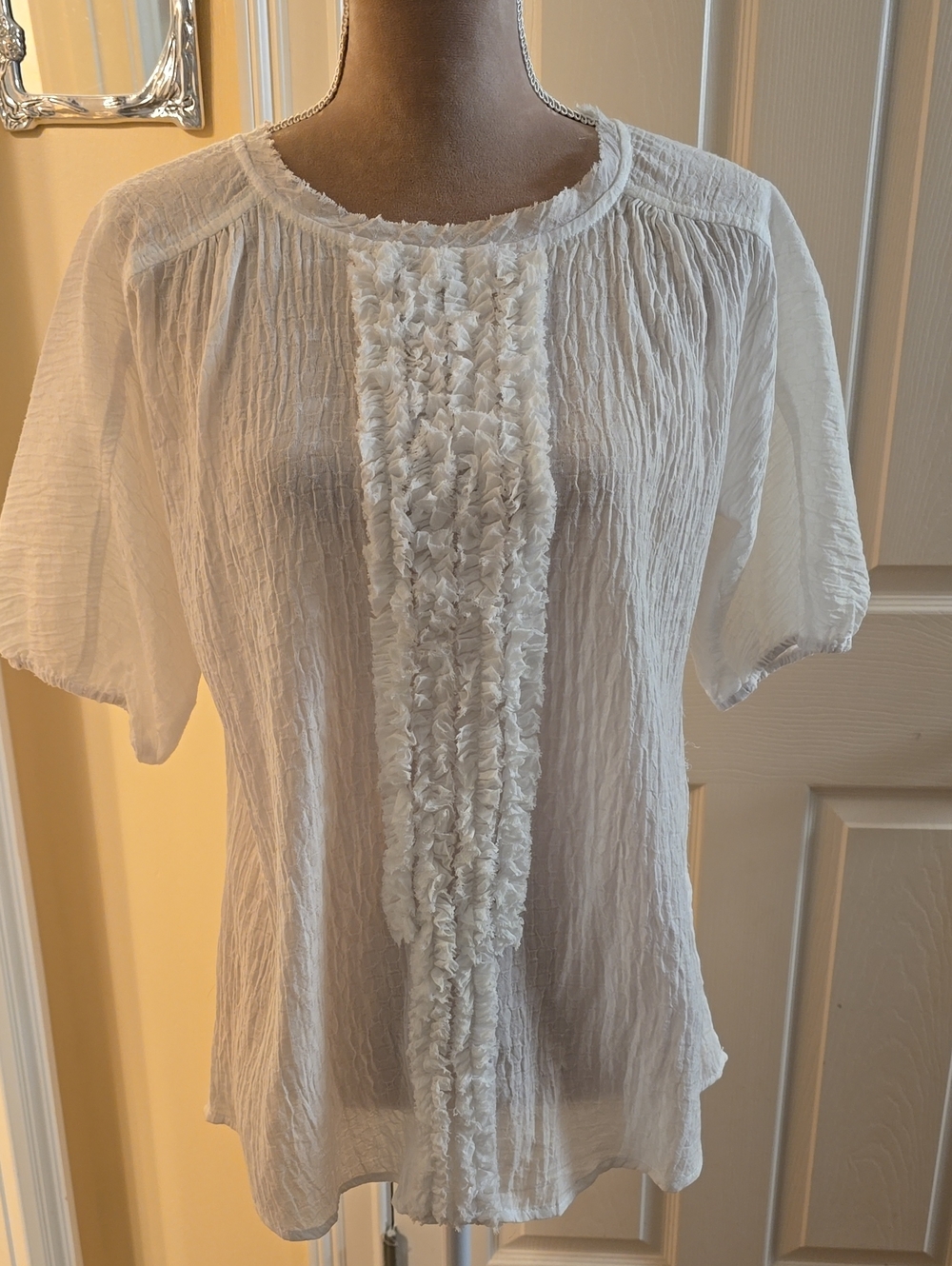 Sundance Size Medium White Crinkle Ruffle Front Short Sleeve Blouse